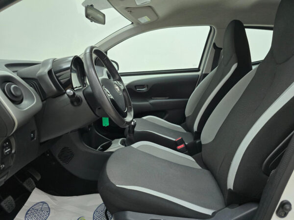 Toyota Aygo occasion Wit bij ALJ Auto in Zeeland 18