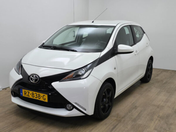 Toyota Aygo occasion Wit bij ALJ Auto in Zeeland 3