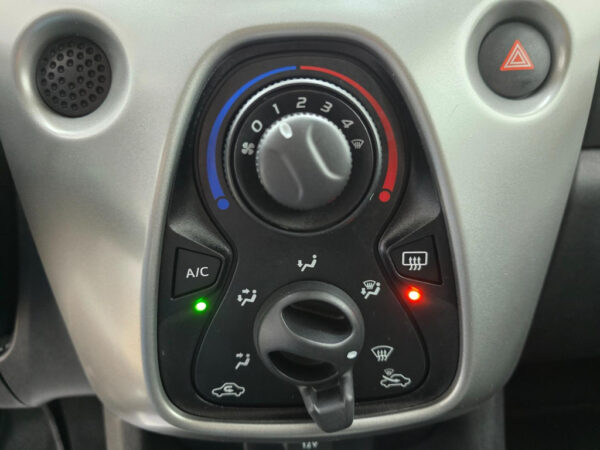 Toyota Aygo occasion Wit bij ALJ Auto in Zeeland 31