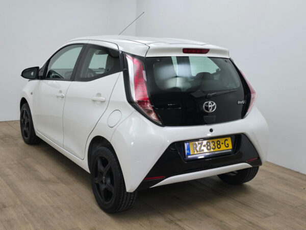 Toyota Aygo occasion Wit bij ALJ Auto in Zeeland 6