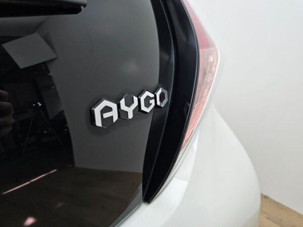 Toyota Aygo occasion Wit bij ALJ Auto in Zeeland 7