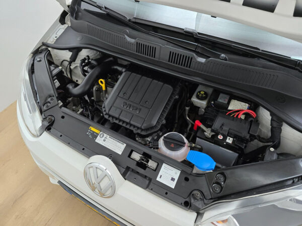 Volkswagen up! occasion Wit bij ALJ Auto in Zeeland 31
