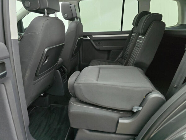 Volkswagen Touran occasion Grijs bij ALJ Auto in Zeeland 17