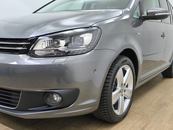 Volkswagen Touran occasion Grijs bij ALJ Auto in Zeeland 2