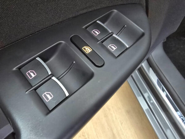 Volkswagen Touran occasion Grijs bij ALJ Auto in Zeeland 21