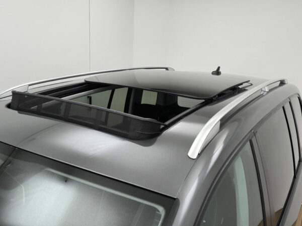 Volkswagen Touran occasion Grijs bij ALJ Auto in Zeeland 3