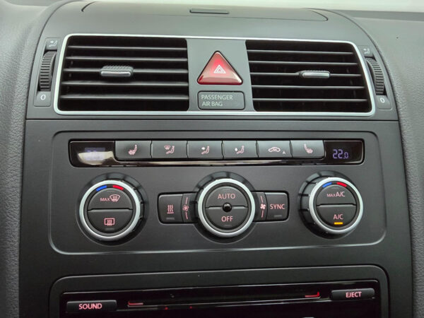 Volkswagen Touran occasion Grijs bij ALJ Auto in Zeeland 36