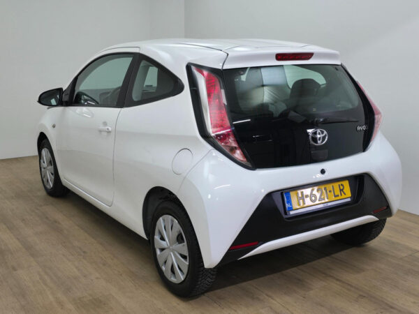Toyota Aygo occasion Wit bij ALJ Auto in Zeeland 2