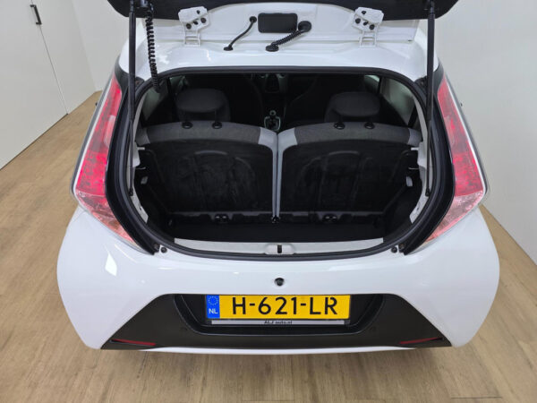 Toyota Aygo occasion Wit bij ALJ Auto in Zeeland 5