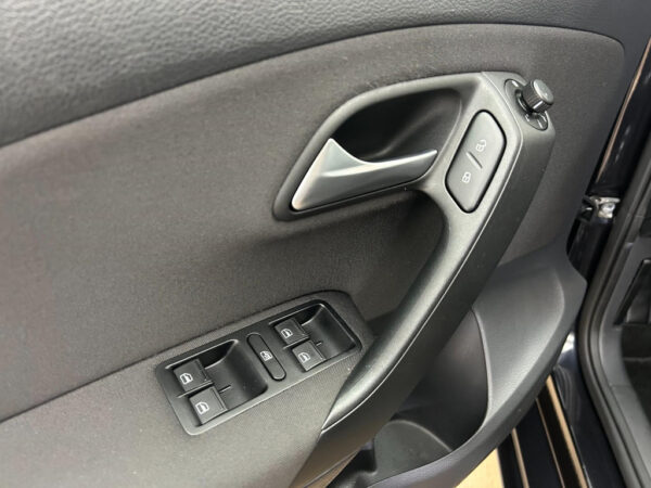 Volkswagen Polo occasion Zwart bij ALJ Auto in Zeeland 12