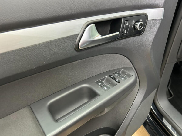 Volkswagen Touran occasion Zwart bij ALJ Auto in Zeeland 14