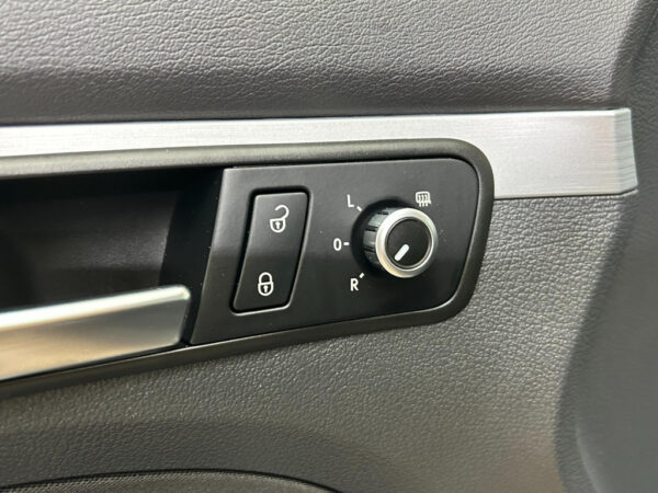 Volkswagen Touran occasion Zwart bij ALJ Auto in Zeeland 15