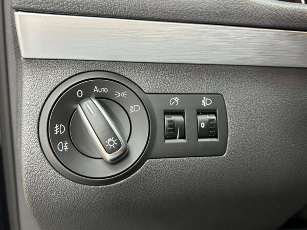 Volkswagen Touran occasion Zwart bij ALJ Auto in Zeeland 18