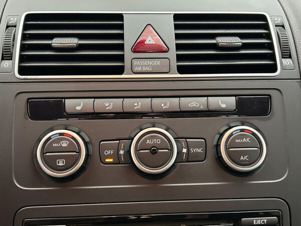 Volkswagen Touran occasion Zwart bij ALJ Auto in Zeeland 24