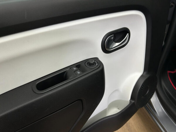 Renault Twingo occasion Grijs bij ALJ Auto in Zeeland 11