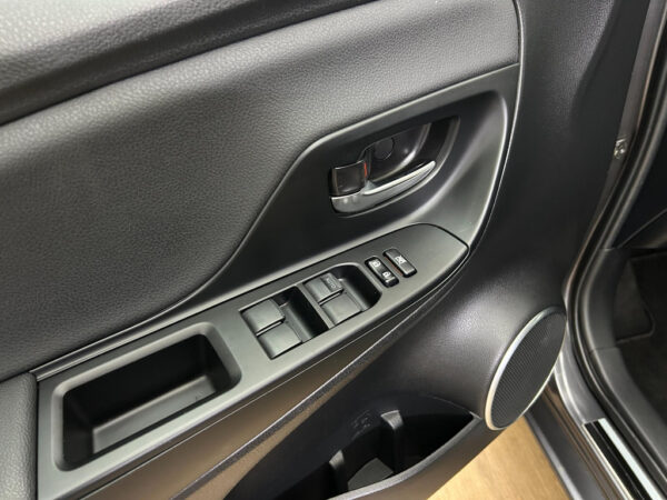 Toyota Yaris occasion Grijs bij ALJ Auto in Zeeland 11