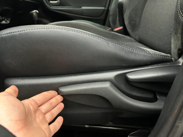 Toyota Yaris occasion Grijs bij ALJ Auto in Zeeland 13