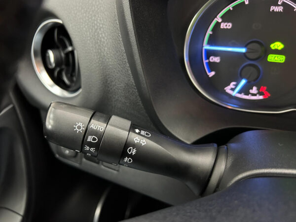 Toyota Yaris occasion Grijs bij ALJ Auto in Zeeland 15