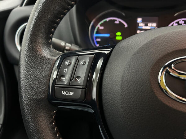 Toyota Yaris occasion Grijs bij ALJ Auto in Zeeland 17