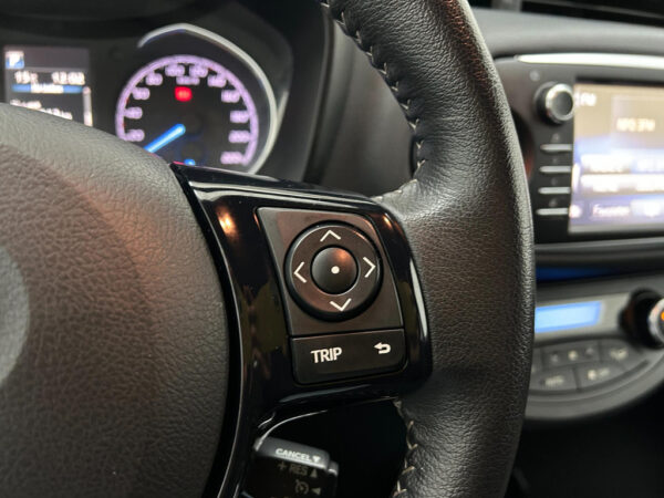 Toyota Yaris occasion Grijs bij ALJ Auto in Zeeland 18