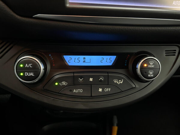 Toyota Yaris occasion Grijs bij ALJ Auto in Zeeland 19