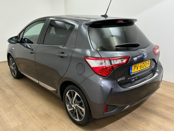 Toyota Yaris occasion Grijs bij ALJ Auto in Zeeland 4