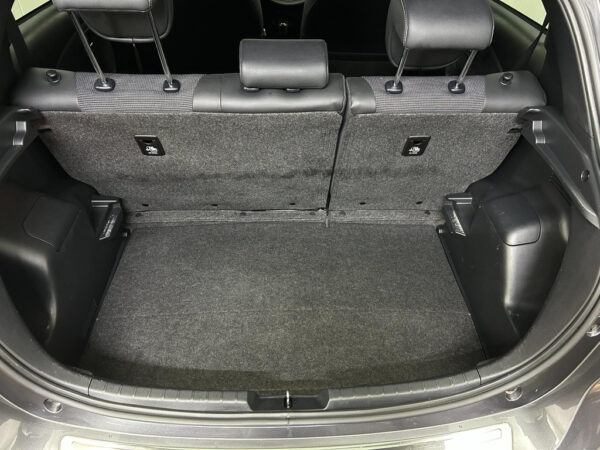 Toyota Yaris occasion Grijs bij ALJ Auto in Zeeland 6