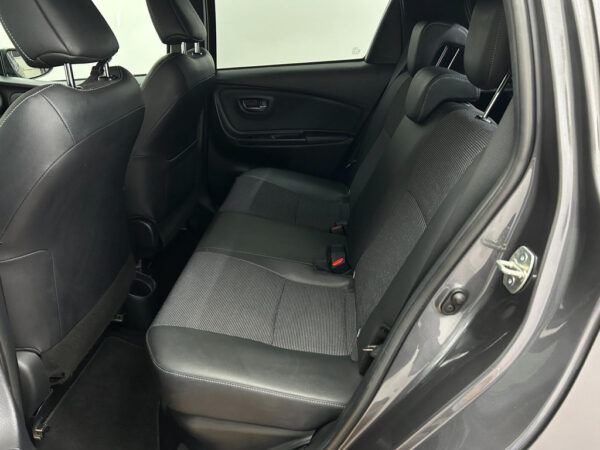 Toyota Yaris occasion Grijs bij ALJ Auto in Zeeland 8