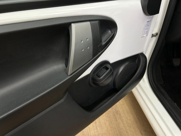 Peugeot 107 occasion Wit bij ALJ Auto in Zeeland 9