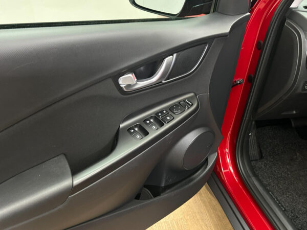 Hyundai KONA occasion Rood bij ALJ Auto in Zeeland 10
