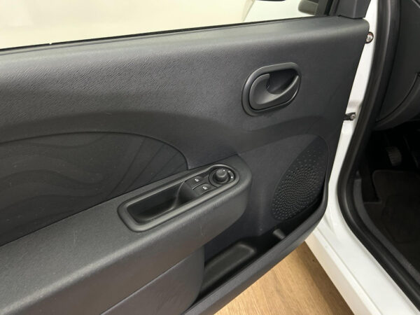 Renault Twingo occasion Wit bij ALJ Auto in Zeeland 8