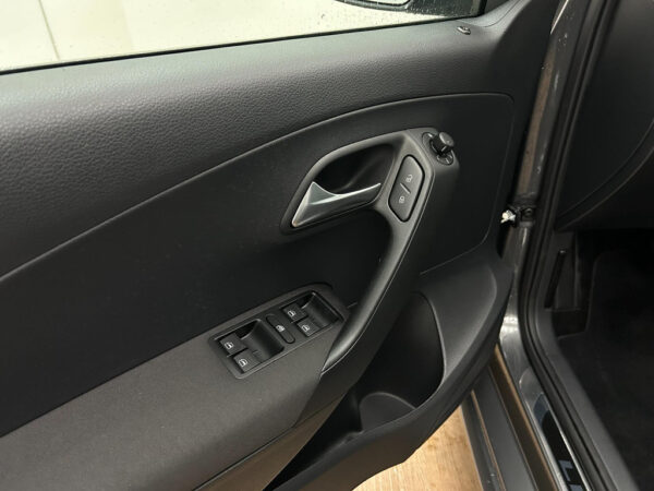 Volkswagen Polo occasion Grijs bij ALJ Auto in Zeeland 11